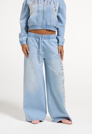 Juicy Couture, ANNEN - Панталони - light wash denim