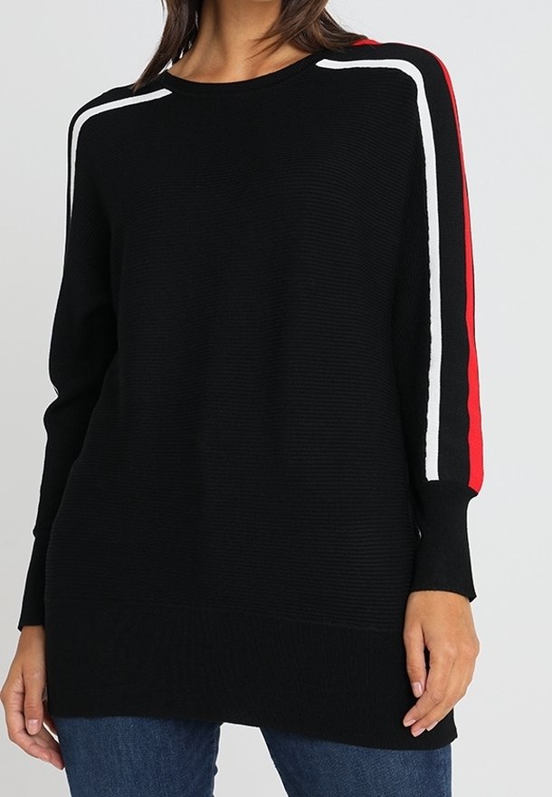 Pull en maille noire avec une texture côtelée, présentant des rayures rouges et blanches sur les épaules. Manches longues et ourlet droit.