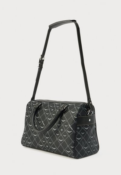 Sac à main noir à surface texturée, présentant un motif géométrique et des accents argentés. Il est doté de deux poignées et d'une bandoulière réglable.