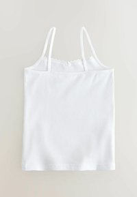 Witte cami van zacht materiaal, met dunne bandjes en een geschulpte kanten rand langs de halslijn. Eenvoudig, strak ontwerp, zonder patronen.