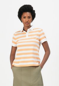 Gestreepte poloshirt in lichtoranje en witte katoen, met een klassieke kraag en korte mouwen, met het Barbour-logo op de borst.