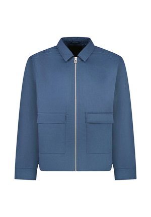 Blauwe jas gemaakt van lichtgewicht stof, voorzien van een ritssluiting aan de voorkant, twee borstzakken en een klassieke kraag. Gladde textuur met een minimalistisch ontwerp.