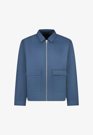 Blauwe jas gemaakt van lichtgewicht stof, voorzien van een ritssluiting aan de voorkant, twee borstzakken en een klassieke kraag. Gladde textuur met een minimalistisch ontwerp.