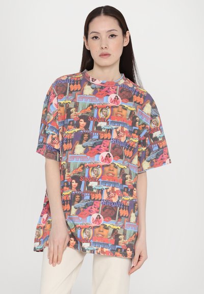Oversized t-shirt wykonany z bawełny, z multikolorową kolacją obrazów i tekstu, z krótkimi rękawami i okrągłym dekoltem.