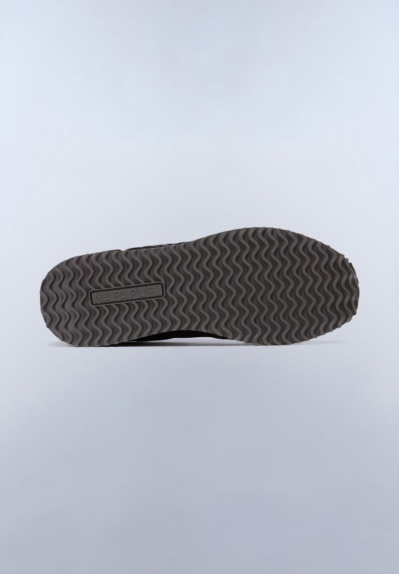 Suola di scarpa in gomma nera con un motivo di battistrada ondulato e logo "NAPAPIURI" in rilievo. Tessitura liscia e forma arrotondata.