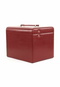 Boîte en cuir rouge avec une finition lisse, de forme rectangulaire, une poignée en métal et deux fermoirs métalliques à l'avant pour la fermeture.