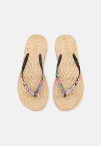 Roxy flip-flops, joissa on kudottu olkasilta, mustat hihnat ja monivärinen kukkakuosi jalkapohjassa. Kevyt ja rento muotoilu.