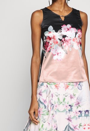 Top de satén negro y rubor con escote en V y un pequeño detalle en forma de llave, con grandes patrones florales en rosa y verde azulado.
