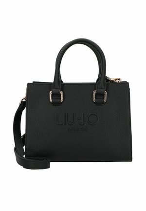 Schwarze synthetische Handtasche mit oberen Griffen, verstellbarem Schulterriemen, geprägtem Logo auf der Vorderseite und metallischen Akzenten an den Griffen.