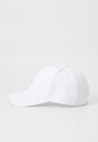 Witte baseballpet met een gebogen rand, een gestructureerd lichaam en een geborduurd logo aan de voorkant. Gemaakt van een katoenmix met een gladde textuur.