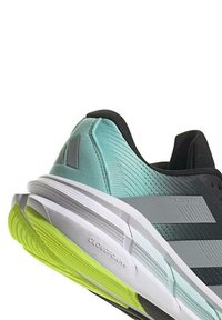 Zapatilla deportiva negra y verde azulado con parte superior texturizada, detalles en gris y suela amarillo-verde. Presenta la marca "CLOUDFOAM".