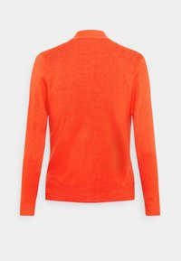 Rood-oranje gebreide trui met een kraag, lange mouwen en geribbelde boorden en zoom, met een gladde, zachte textuur.