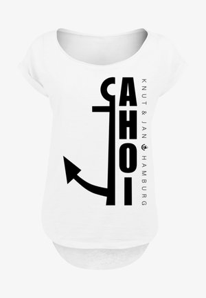Weißes T-Shirt mit kurzen Ärmeln, das den schwarzen Grafiktext "AHOI" und ein Ankerdesign zeigt, mit "Knut & Jan Hamburg" daneben gedruckt. Glatte Textur.