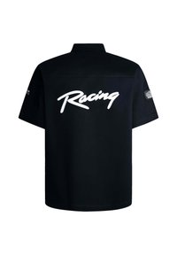 Melna īsām piedurknēm krekls ar lieliem baltajiem slīpajiem burtiem "Racing" uz muguras; viendabīga krāsa ar standarta apkakli un pazīmi uz vienas piedurknes.