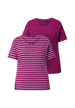 Zwei Damen-T-Shirts mit kurzen Ärmeln, eines einfarbig magenta und eines magenta mit weißen horizontalen Streifen, beide mit rundem Ausschnitt.