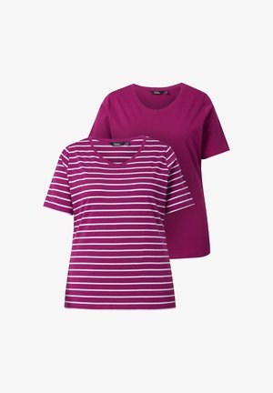 Zwei Damen-T-Shirts mit kurzen Ärmeln, eines einfarbig magenta und eines magenta mit weißen horizontalen Streifen, beide mit rundem Ausschnitt.