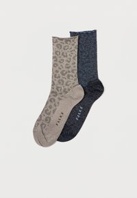 Dois pares de meias até à panturrilha, uma bege e outra azul escura, com padrões de leopardo subtis e o logótipo "FALKE" na parte do pé.