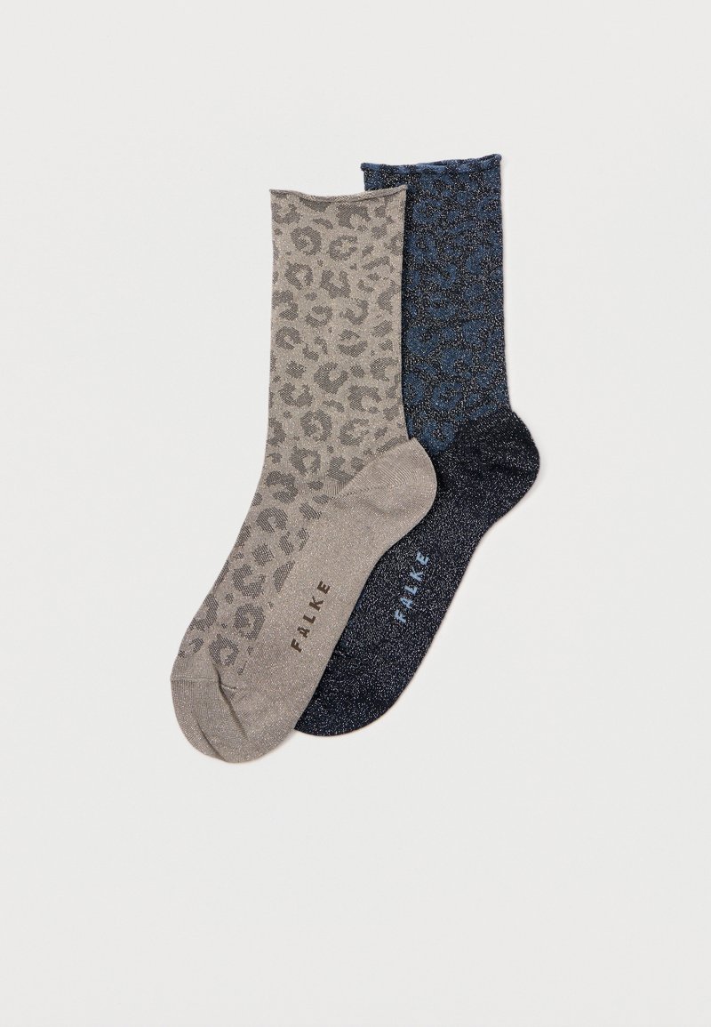 Dois pares de meias até à panturrilha, uma bege e outra azul escura, com padrões de leopardo subtis e o logótipo "FALKE" na parte do pé.