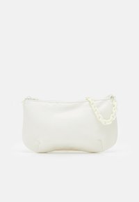Sac blanc texturé de forme incurvée, doté d'une bandoulière chaîne épaisse et d'une fermeture éclair en haut. Design minimaliste.