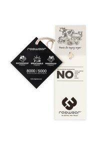 Melns auduma tag, kas attēlo ikonītes par ūdensizturīgām, elpojošām un vēja izturīgām īpašībām. Balts tag, kas norāda "NĒ" bērnu darbam un dzīvnieku izstrādājumiem, ar zīmolu.