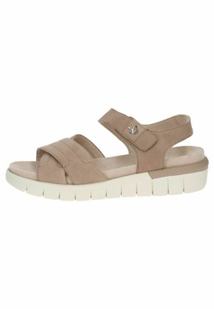 Beige Wildledersandale mit zwei verstellbaren Riemen, gepolstertem Fußbett und einer dicken weißen Gummisohle mit ausgeprägtem Profil.