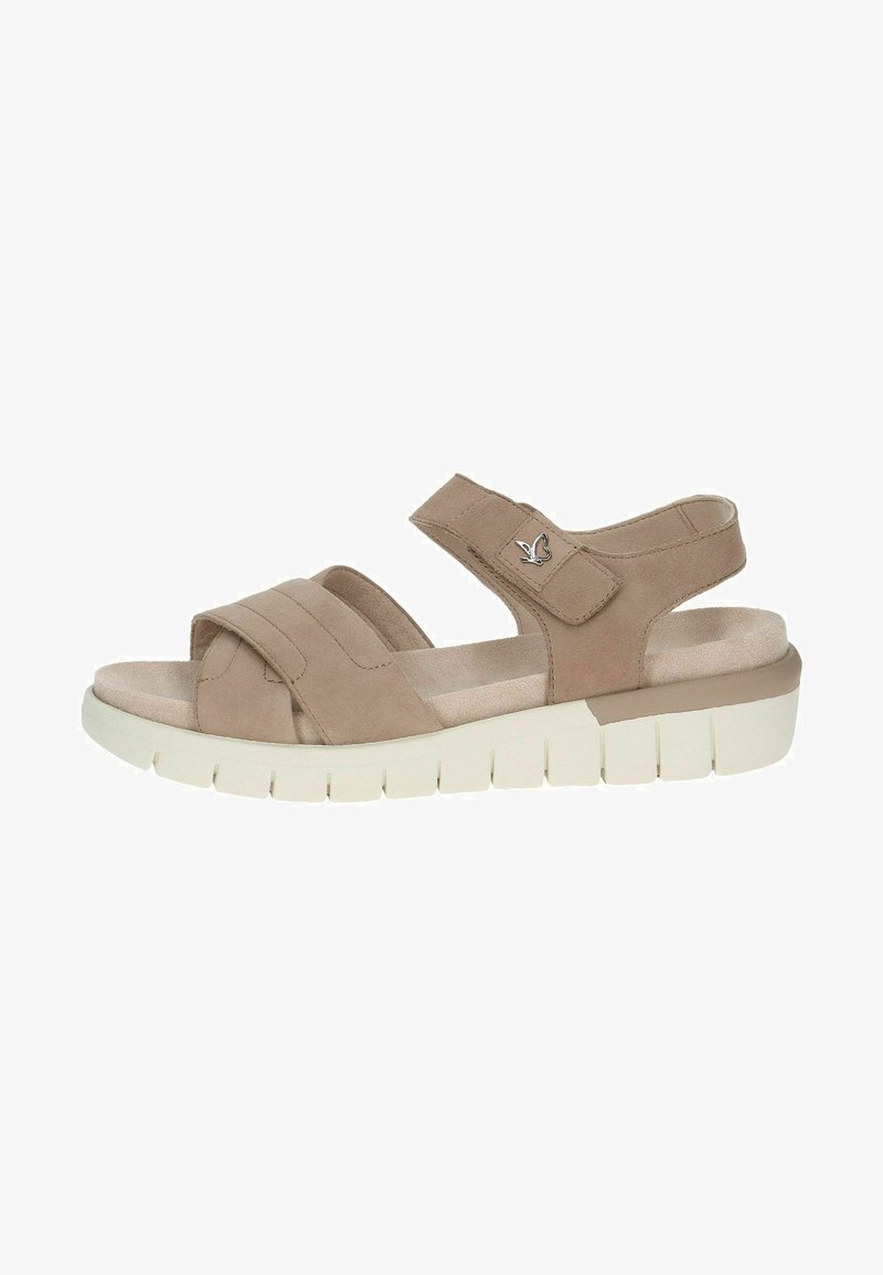 Beige semišové sandály s dvojími nastavovacími popruhy, polstrovanou stélkou a silnou bílou gumovou podrážkou s výrazným vzorkem.