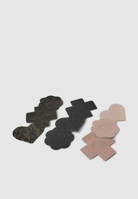 Pezzi adesivi di varie forme: cuore in pizzo nero, nero testurizzato e fiore rosa, tutti con finiture lisce e schemi distintivi.