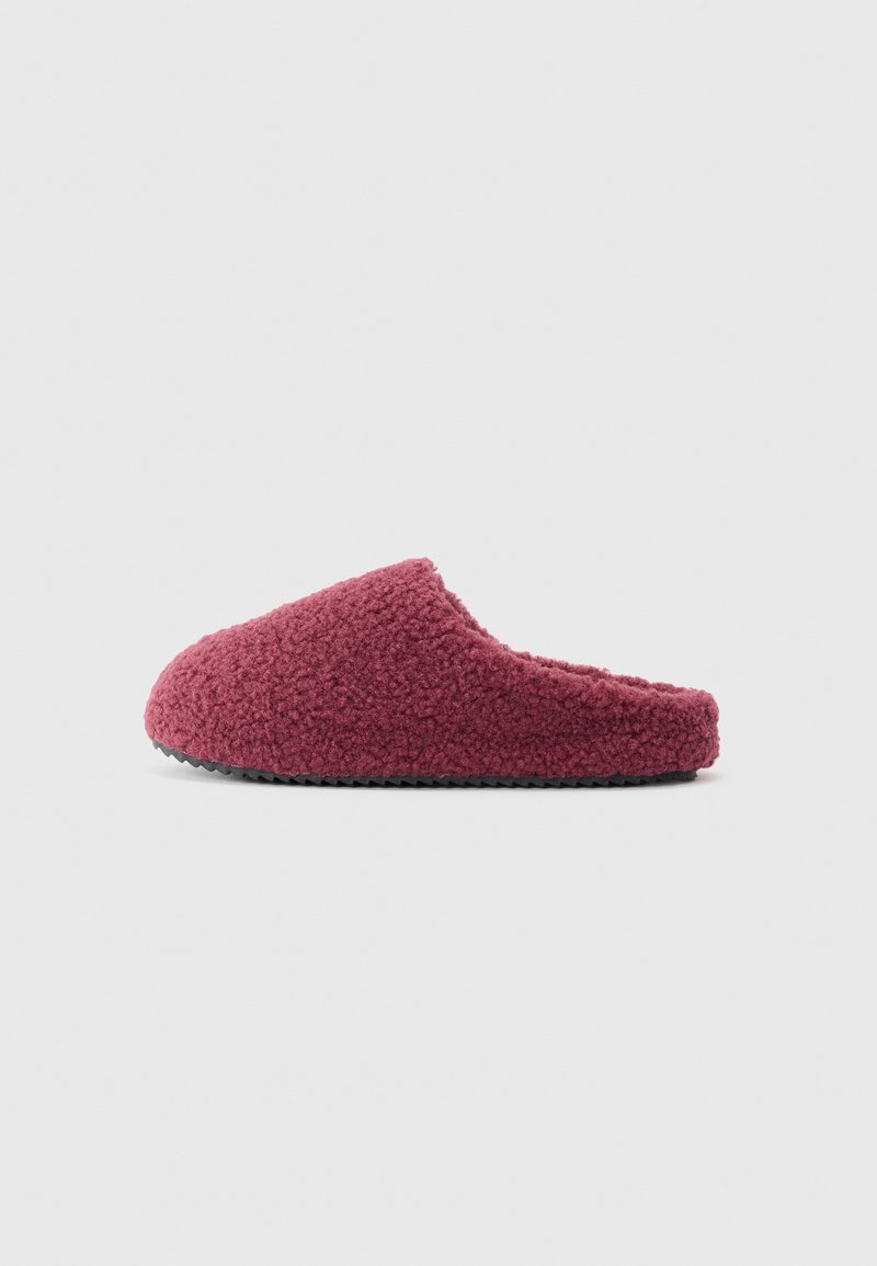 Chinelo macio e texturizado em burgundy, com ponta fechada arredondada e sola preta, desenhado para conforto interior.
