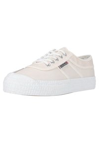 Sneaker in tela di colore crema con suola in gomma bianca testurizzata, dotata di occhielli in metallo e lacci bianchi, con logo dettagliato sul lato.