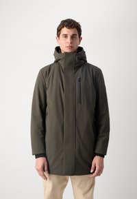 Olijfgroene waterdichte jas met een hoge kraag, ritszak op de borst en zijzakken. Gladde textuur en een getailleerd ontwerp.