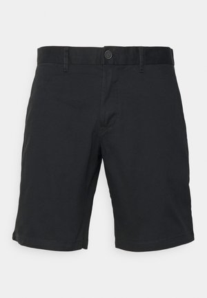 Calções pretos com corte reto, feitos de tecido suave. Apresentam um fecho com botão, passantes para cinto e simples detalhes de costura.