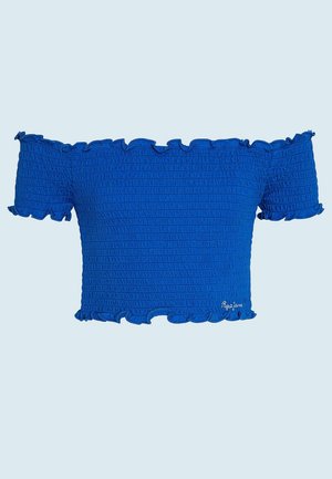 Top azul corto con fruncido, hombros descubiertos, mangas cortas y bordes con volantes, con un pequeño logotipo en la parte inferior derecha.
