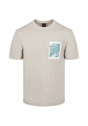 Beige short-sleeve T-shirt with round neck, featuring a small blue palm leaf graphic and "7.8" text on the left chest pocket area.