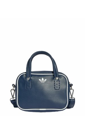Lille navyblå læderhåndtaske med hvid kant, dobbelte håndtag, aftagelig skulderrem og en hvid Adidas-logo foran.