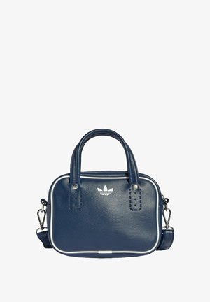 Lille navyblå læderhåndtaske med hvid kant, dobbelte håndtag, aftagelig skulderrem og en hvid Adidas-logo foran.