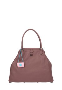 Sac à main en cuir marron avec double poignées, surface texturée et un logo. Il comporte une étiquette rose avec un accent bleu. Forme arrondie avec un fond structuré.