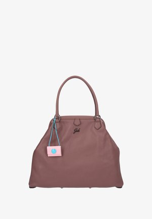 Sac à main en cuir marron avec double poignées, surface texturée et un logo. Il comporte une étiquette rose avec un accent bleu. Forme arrondie avec un fond structuré.