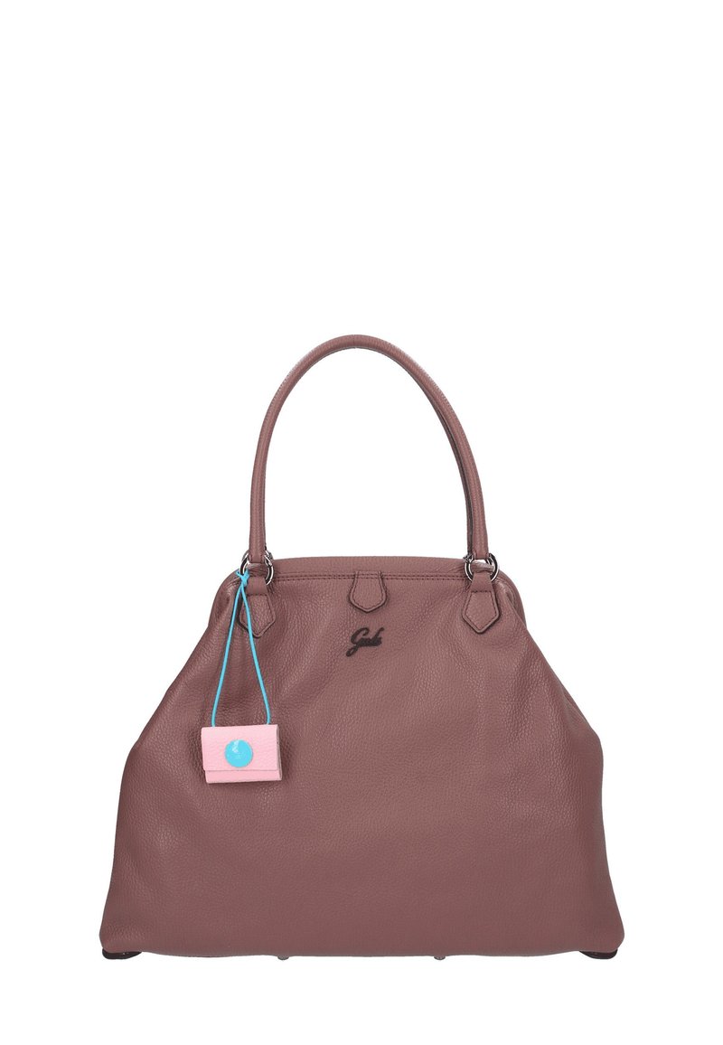 Sac à main en cuir marron avec double poignées, surface texturée et un logo. Il comporte une étiquette rose avec un accent bleu. Forme arrondie avec un fond structuré.