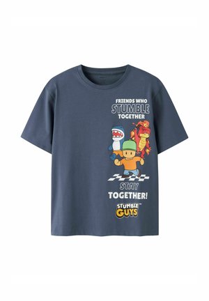 Camiseta azul oscuro con personajes de Stumble Guys y texto "Los amigos que tropiezan juntos permanecen juntos" sobre una línea de meta a cuadros.