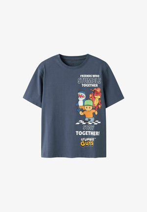 T-shirt bleu foncé avec des personnages de Stumble Guys et le texte « Les amis qui trébuchent ensemble restent ensemble » au-dessus d’une ligne d’arrivée à damier.