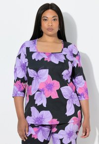 Kwiatowa bluzka z kwadratowym dekoltem, na czarnym tle, z du�żymi kwiatami w kolorach fioletowym i różowym. Wykonana z miękkiego, elastycznego materiału.