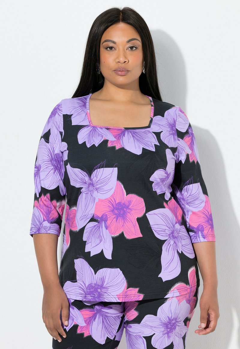 Kwiatowa bluzka z kwadratowym dekoltem, na czarnym tle, z dużymi kwiatami w kolorach fioletowym i różowym. Wykonana z miękkiego, elastycznego materiału.