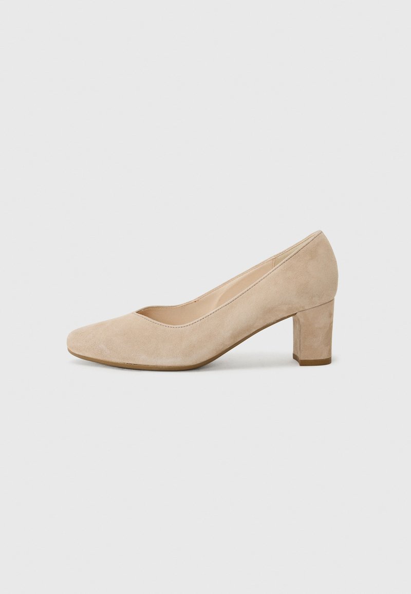 Beige semsket høyhælte pumps med rund tå, blokkhæl og glatt tekstur. Minimalistisk design med en subtil, klassisk form.