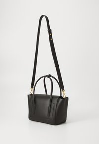 Sac à main en cuir noir avec un design structuré, deux poignées supérieures, une bandoulière amovible et des accents en métal doré.