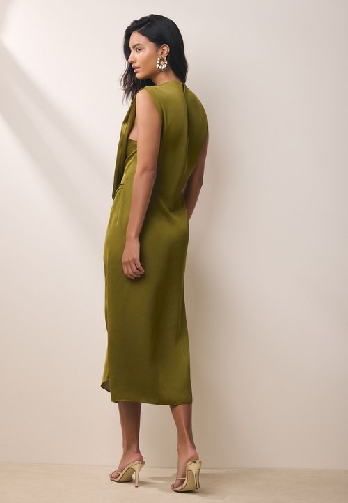 massimo dutti green pleated dress Gorgeous Green Sparkly Mermaid V Neck Long Prom Dress with Sweep Train –  Simidress main image 0
