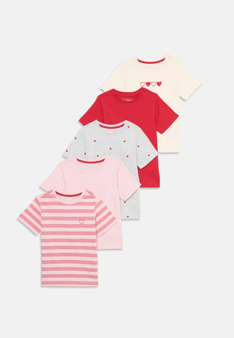 Fem bomulds T-shirts i forskellige farver: rød, pink, creme og grå. Mønstre inkluderer hjerter og striber, med rund hals og korte ærmer.