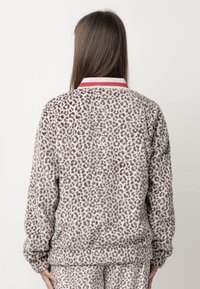 Giacca in pile con stampa leopardata in tonalità di grigio e rosa, caratterizzata da un colletto rosa e un orlo elastico, dal design testurizzato e a pullover.