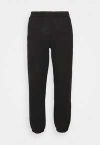 Černé tepláky s elastickým pasem a manžetami, vyrobené z měkké látky; mají střih s rovnými nohavicemi a hladkou texturu.