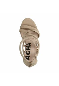 Beige open-teen high heel sandaal met een glad bovenwerk van faux-suède, voorzien van meerdere kruiselings lopende banden en een ritsluiting bij de hiel.