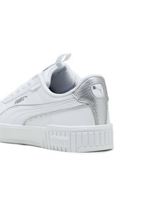 Białe sneakersy z gładką syntetyczną cholewką, srebrnymi akcentami na pięcie, teksturowaną podeszwą i logo z boku.